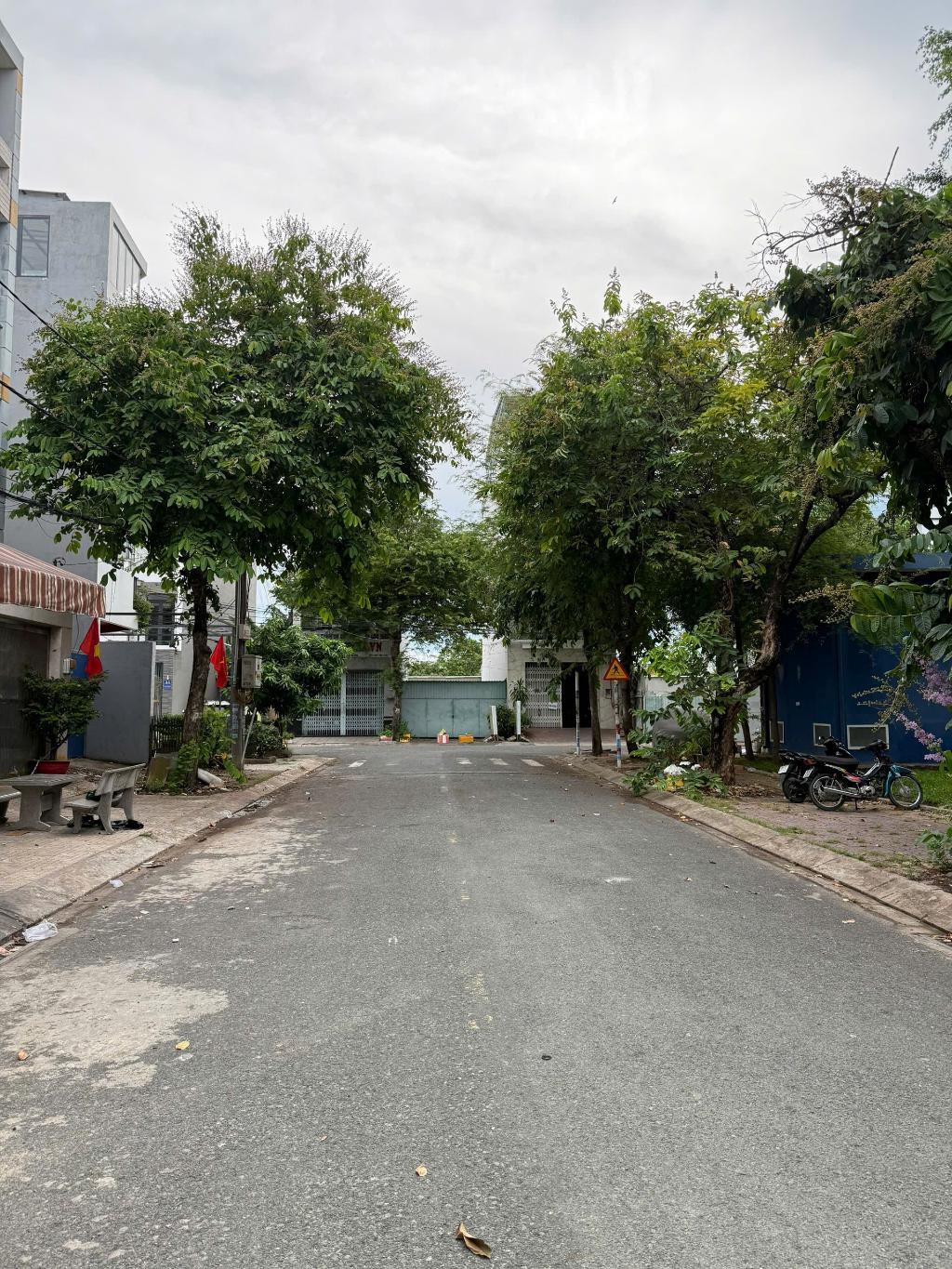 NHÀ SÁT MẶT TIỀN ĐƯỜNG KINH DOANH SẦM UẤT